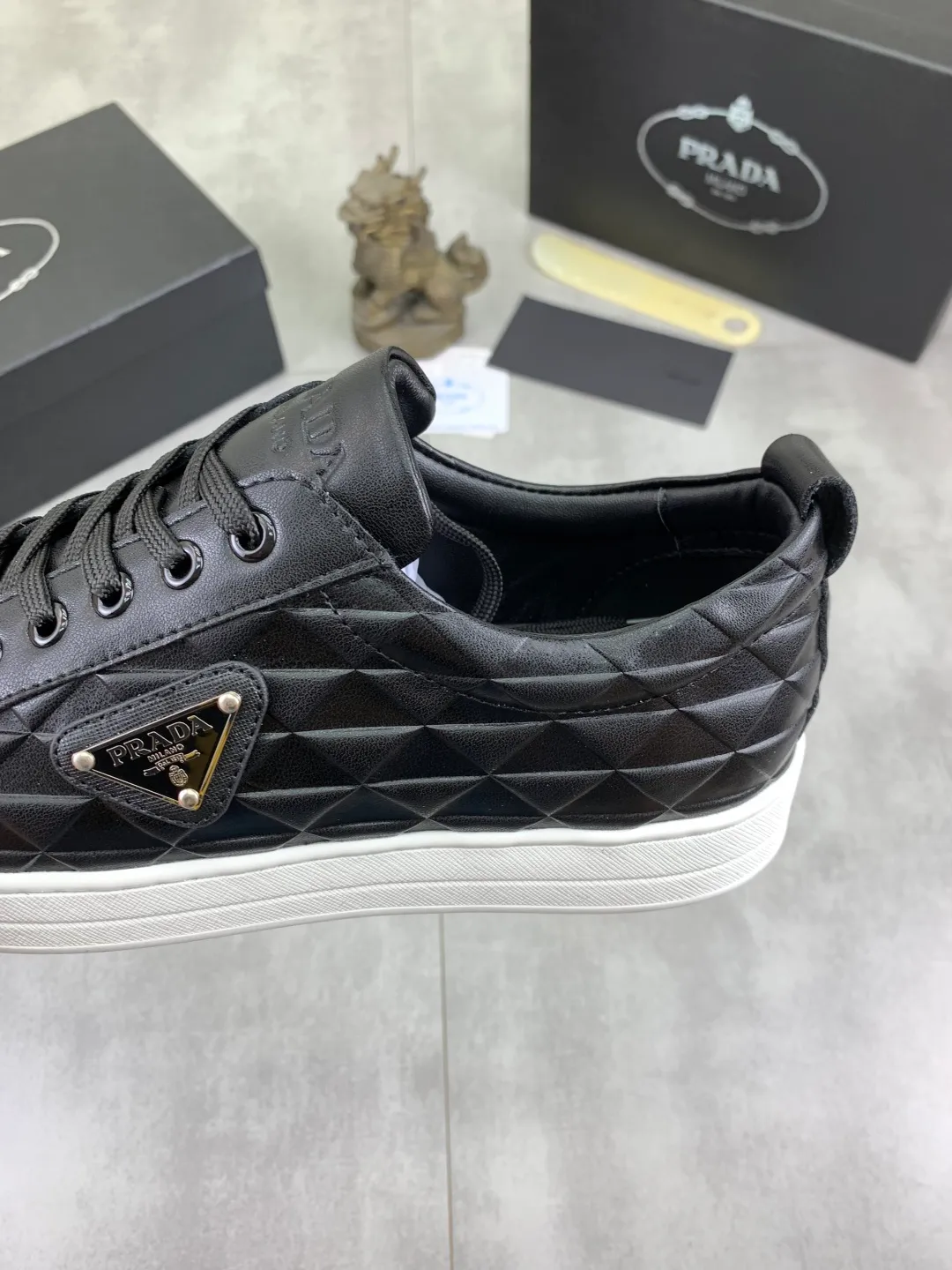 Men's Men's Shoes💰P420💰[New Style] The latest classic model of high-quality PRADA breathable and comfortable men's shoes has been launched on the official website, 1:1 replica, synchronized in Hong Kong, and on the same catwalk; all made of calfskin with breathable mesh fabric ➕Imported soft Soft and comfortable sheepskin lining, 🍡🍡original rubber outsole is non-slip and wear-resistant; comfortable to wear, attractive style, fine workmanship, and simple and neat shoe last, showing a man's courage and toughness, 👍Size: 39-44 2️⃣Color🉑️Choose
